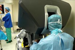 Bác sĩ FV cùng 'trợ thủ' robot Da Vinci Xi bóc tách khối u dạ dày bằng nắm tay