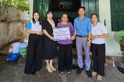 Trao hơn 43 triệu đồng đến mẹ già 75 tuổi nuôi con gái tâm thần và 2 cháu ngoại