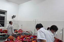 206 học sinh có biểu hiện ngộ độc, nghi do ăn một loại quả lạ