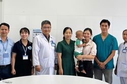 Bé trai 2 tuổi bị mẹ và nhân tình bạo hành được ra viện, 1 trung tâm đón về chăm