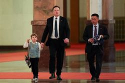 Elon Musk sang Trung Quốc khiến luật sư phải xin lỗi