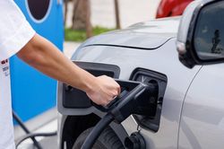 Chuyên gia lý giải vì sao sạc xe điện qua đêm an toàn hơn nhiều người nghĩ