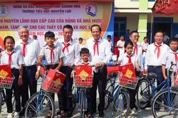 Những món quà ý nghĩa của đoàn nguyên lãnh đạo Chính phủ