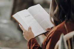Tại sao tính cách của một người lại thay đổi khi họ đọc nhiều sách?