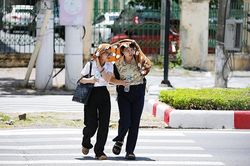 Thời tiết ngày 15/5: Nắng nóng gia tăng tại Bắc Bộ và Trung Bộ, chiều tối có mưa dông cục bộ