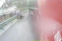 Container mất lái quét ngang đường, người đàn ông bỏ xe nhảy qua barie thoát chết trong gang tấc