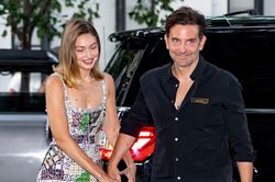 Người mẫu Gigi Hadid gây chú ý với vòng cổ có liên quan đến bạn trai Bradley Cooper