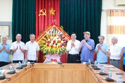 Chủ tịch UBND tỉnh Nguyễn Hoài Anh thăm, chúc mừng Câu lạc bộ Hàm Rồng nhân kỷ niệm 44 năm thành lập