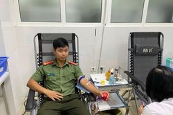 C&aacute;n bộ c&ocirc;ng an kịp thời hiến m&aacute;u cứu sống bệnh nhi nguy kịch