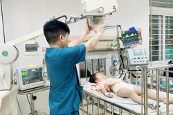 Bé gái 3 tuổi nguy kịch do mắc kẹt cổ vào cổng sắt được cứu sống