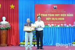 Lãnh đạo tỉnh trao tặng Huy hiệu Đảng đợt 19-5 tại phường Đạo Thạnh và phường Thới Sơn