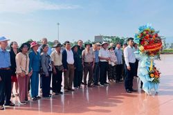 Ban liên lạc những người kháng chiến tỉnh Gia Lai dâng hoa tại Tượng đài Nguyễn Sinh Sắc - Nguyễn Tất Thành