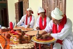 Giữ nghề mâm gỗ Chăm