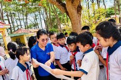 Đến tận buôn làng 'tuyển' học sinh DTTS