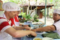 Khách Tây tập nấu món Huế