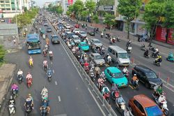 Đường Cộng Hòa thông thoáng trong buổi đầu phân làn đảo chiều
