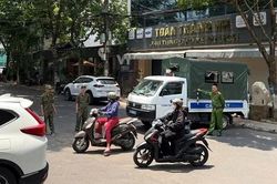 Giải cứu nam thanh niên cầm dao cố thủ trong quán cà phê đòi tự sát