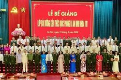 Bế giảng lớp bồi dưỡng kiến thức quốc phòng và an ninh khóa 101