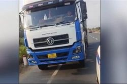 Truy chặn tài xế bất chấp hiệu lệnh CSGT, lái xe tải lạng lách trên QL1A