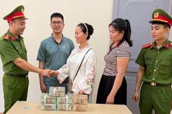 Công an xã Pắc Ta hỗ trợ người dân trả lại 2,9 tỷ đồng chuyển nhầm