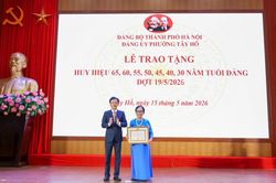 Phường Tây Hồ trao Huy hiệu Đảng, ghi nhận cống hiến của đảng viên