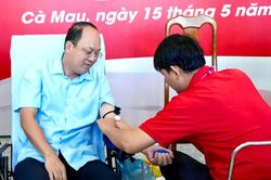 Bí thư Tỉnh ủy Nguyễn Hồ Hải cùng lãnh đạo tỉnh Cà Mau tham gia hiến máu nhân đạo