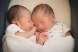 Vứt bỏ hào quang nuôi con riêng của chồng, nữ diễn viên bị phản bội vẫn sinh cặp quý tử cho đạo diễn nổi tiếng