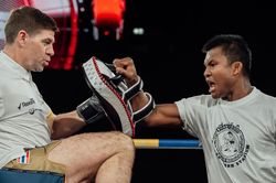 Thánh Muay Buakaw dạy võ cho huyền thoại Liverpool