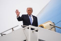 Tổng thống Trump đạt 'thỏa thuận thương mại tuyệt vời' với Chủ tịch Tập Cận B&igrave;nh