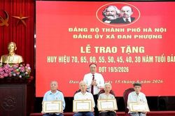 41 đảng viên xã Đan Phượng được trao tặng, truy tặng Huy hiệu Đảng đợt 19-5