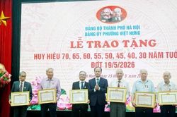 122 đảng viên phường Việt Hưng vinh dự nhận Huy hiệu Đảng dịp 19-5