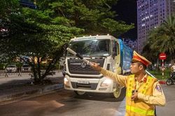 Xử phạt tài xế xe chở rác vi phạm nồng độ cồn