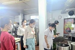 Phường Thượng Cát siết chặt kiểm tra, nâng cao hiệu quả 'Tháng hành động vì An toàn thực phẩm'