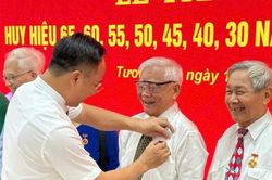 Phường Tương Mai trao Huy hiệu Đảng tặng 138 đảng viên