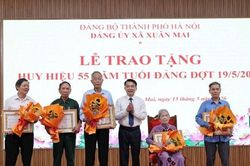 Xã Xuân Mai trao Huy hiệu Đảng tặng 60 đảng viên đợt 19-5