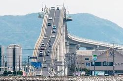 Cây cầu 'điên rồ' nhất Nhật Bản gây tranh luận xôn xao trên mạng xã hội