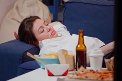 4 thói quen phổ biến sau bữa ăn khiến bụng dễ tích mỡ hơn
