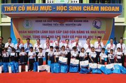 Đoàn công tác nguyên lãnh đạo Đảng, Nhà nước tặng quà học sinh hoàn cảnh khó khăn ở Đắk Lắk, Khánh Hòa