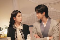 'Nhặt sạn' ở Perfect Crown: IU cứu Đại quân vô lý, Byeon Woo Seok 'ăn tát' dư thừa
