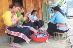 Trang phục làm nên con người(*)