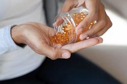 Nên uống vitamin D cùng với thức ăn hay khi bụng đói thì tốt hơn?