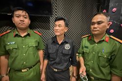 Bắt tạm giam người đàn ông cự cãi với tài xế xe ôm rồi lấy ô tô chạy ngược chiều đuổi theo