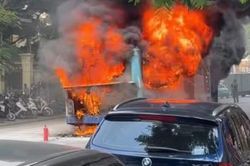 Cháy xe buýt dữ dội trên đường phố Hà Nội dưới thời tiết nắng nóng