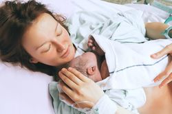 Phụ nữ nên sinh mổ tối đa mấy lần?