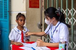 Trạm sức khỏe: Chăm sóc dinh dưỡng cho trẻ em khó khăn