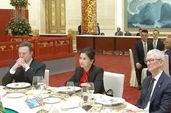 Chuyện về nữ tỉ phú Trung Quốc ngồi giữa Tim Cook và Elon Musk trong quốc yến