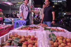 Cận cảnh chợ đầu mối Thủ Đức vào mùa trái cây, ngập sầu riêng, vải, mận