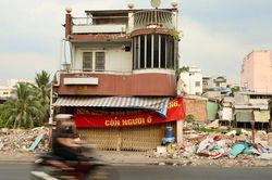 Cận cảnh nhiều căn nhà ven rạch Xuyên Tâm ở phường Gia Định đang được cấp tập tháo dỡ