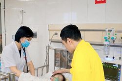 Bé gái 3 tuổi nguy kịch vì mắc kẹt cổ vào cổng sắt
