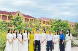 Ngôi trường vùng biển Hà Tĩnh ngập tràn sắc vàng hoa hướng dương